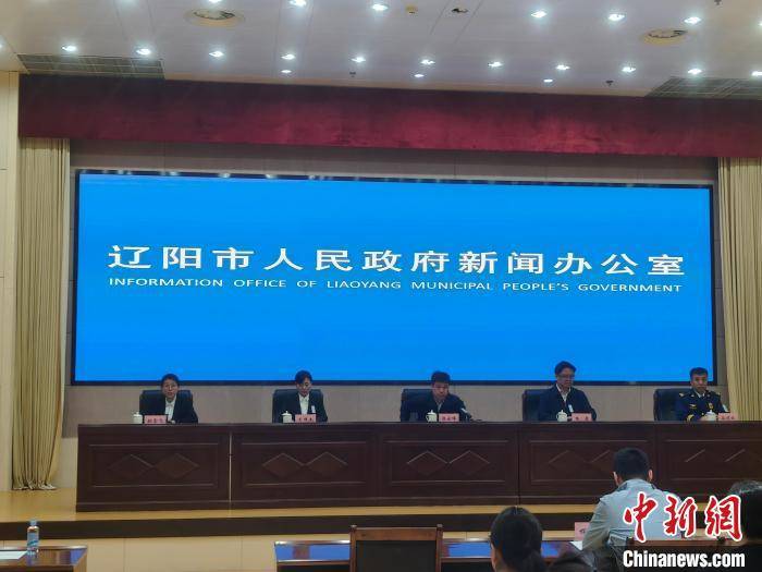 皇冠会员如何申请
_辽宁辽阳:32名消防指战员深入火场搜寻被困人员