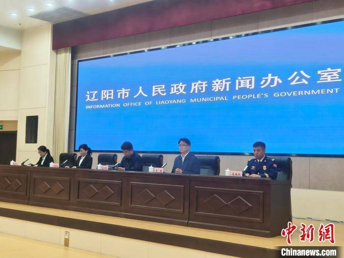 皇冠会员如何申请
_辽宁辽阳:32名消防指战员深入火场搜寻被困人员