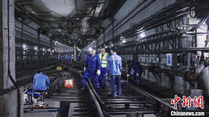 皇冠网
_探秘成都地铁停运后4小时:为何难以24小时运营