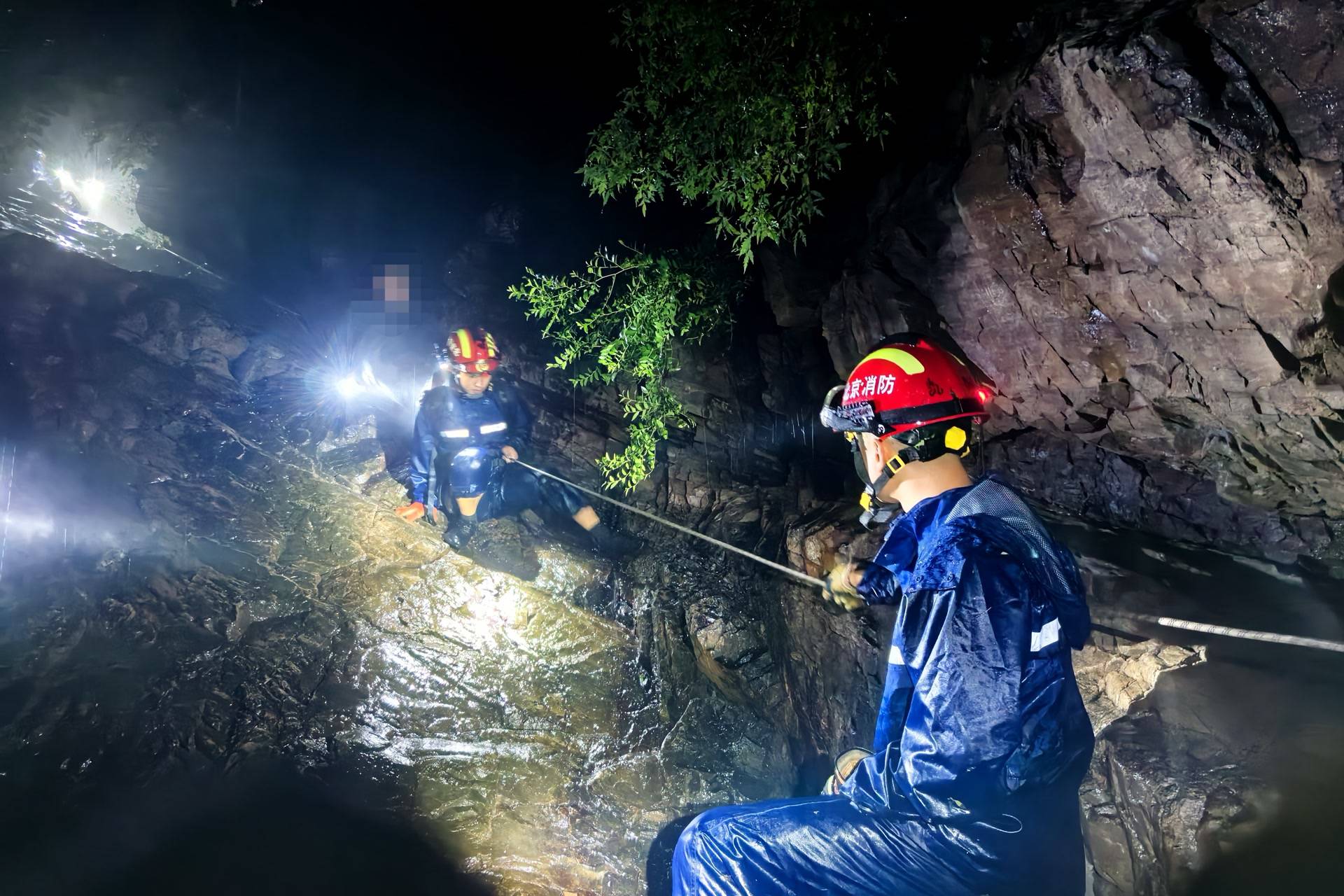 皇冠信用網出租_无视暴雨蓝色预警皇冠信用網出租,一男一女密云雨中登山被困