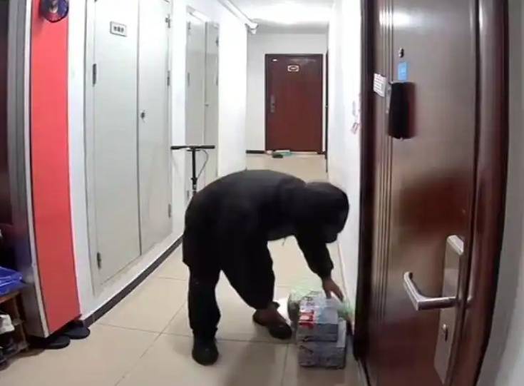 皇冠足球平台代理
_北京一小区楼道总有人左顾右盼?警方刑拘4人皇冠足球平台代理
!